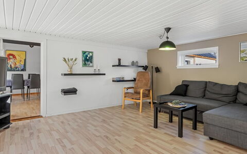 Emelia - 4.2Km from the Sea: Hierba, Madera, Área Rural, Arbusto, Cabaña, Techo, Llanura, El Terreno Del Lote, Casa, Cobertura Del Suelo