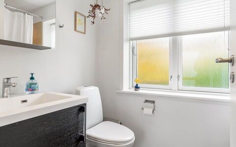 Paule - 1.3Km from the Sea: Baño, Arreglo De Tubería, Diseño De Interiores, Piso, Suelo, Grifo, Lavabo, Plomería, Baño, Bañera
