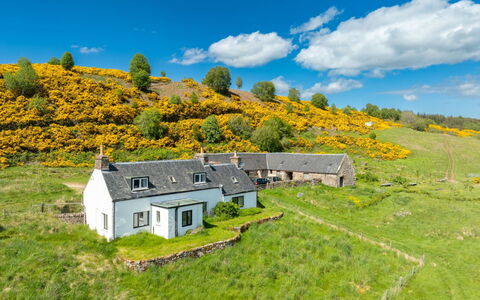 Bunloit Farmhouse: Hierba, Vegetación, Pradera, Tierras Altas, Colina, Paisaje, Área Rural, Cabaña, Planta De La Comunidad, El Terreno Del Lote