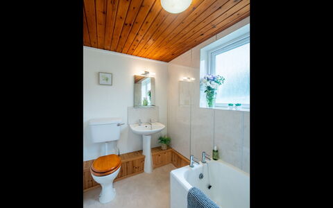 Bunloit Farmhouse: Baño, Lavabo Del Baño, Arreglo De Tubería, Diseño De Interiores, Pared, Piso, Lavabo, Techo, Suelo, Grifo