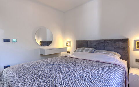 Damir: Cama, Mueble, Lecho, Diseño De Interiores, Habitación, Sábana, Pared, Linos, Suelo, Piso