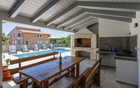 Damir: Mueble, Mueble Para Exteriores, Casa, Silla, Material Compuesto, Piscina, Sombra, Inmuebles, Cabaña, Porche