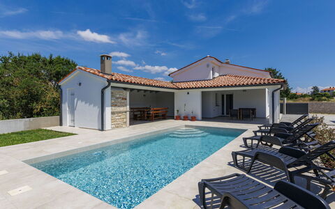 Damir: Piscina, Techo, Material Compuesto, Inmuebles, Villa, Loseta, Recurso, Fuente De Agua, Eco Hotel, Casa De Campo