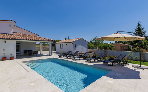 Villa Paolinna: Piscina, Material Compuesto, Inmuebles, Villa, Fuente De Agua, Loseta, Mueble Para Exteriores, Hacienda, Recurso, Eco Hotel