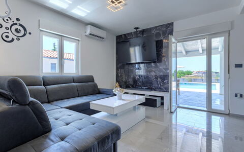 Damir: Mueble, Diseño De Interiores, Piso, Sofá, Suelo, Sala, Techo, Mesa, Encendiendo, Departamento
