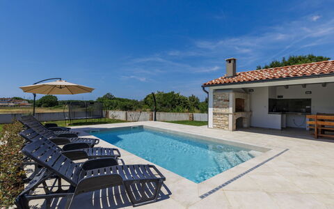 Villa Paolinna: Piscina, Material Compuesto, Inmuebles, Mueble Para Exteriores, Losa, Hormigón, Sombra, Loseta, Villa, Diseño