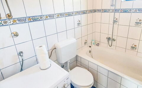 Sandra: Piso, Suelo, Arreglo De Tubería, Baño, Baño, Asiento Del Baño, Diseño De Interiores, Loseta, Plomería, Habitación