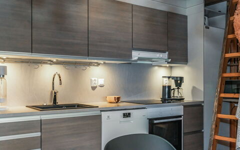 Tunturin Villa Pipo: Cocina, Aparato De Cocina, Mostrador, Piso, Diseño De Interiores, Madera, Electrodoméstico, Mueble, Gabinetes, Electrodoméstico