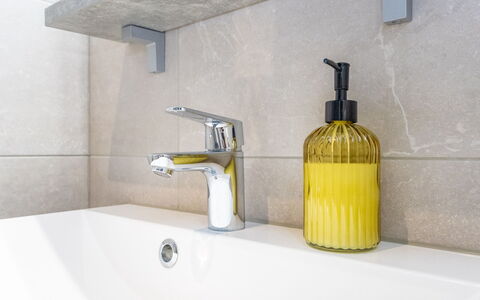 Ruka Chalets 3202: Arreglo De Tubería, Baño, Lavabo, Lavabo Del Baño, Grifo, Piso, Plomería, Diseño De Interiores, Mostrador, Casa