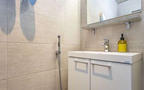 Ruka Chalets 3202: Piso, Baño, Arreglo De Tubería, Pared, Suelo, Diseño De Interiores, Mueble De Baño, Lavabo Del Baño, Grifo, Plomería
