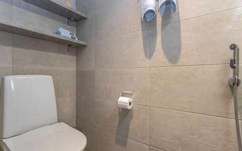 Ruka Chalets 3202: Asiento Del Baño, Baño, Baño, Arreglo De Tubería, Piso, Pared, Suelo, Diseño De Interiores, Plomería, Loseta