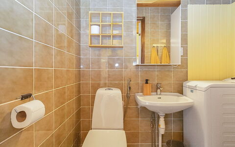 Maijantupa: Asiento Del Baño, Baño, Baño, Arreglo De Tubería, Piso, Lavabo Del Baño, Pared, Diseño De Interiores, Suelo, Lavabo