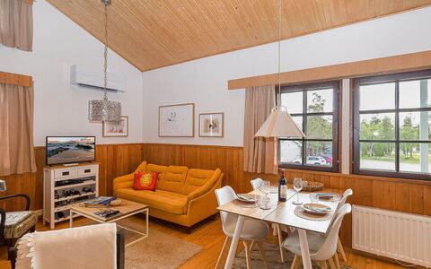 Maijantupa: Diseño De Interiores, Mueble, Madera, Piso, Techo, Suelo, Habitación, Sofá, Sala, Casa