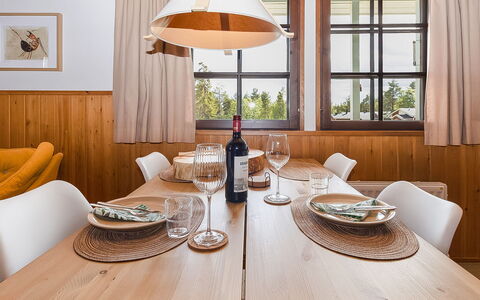 Maijantupa: Mueble, Diseño De Interiores, Madera, Piso, Mesa, Lámpara, Techo, Cocina Y Comedor Mesa, Suelo, Comedor