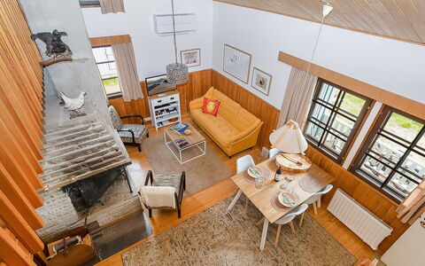 Maijantupa: Madera, Diseño De Interiores, Piso, Suelo, Techo, Sofá, Mueble, Sala, Habitación, Departamento