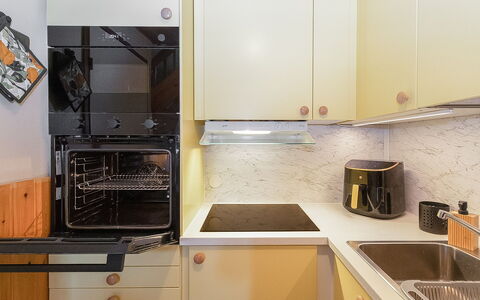 Maijantupa: Aparato De Cocina, Cocina, Mostrador, Gabinetes, Electrodoméstico, Electrodoméstico, Estufa De Cocina, Diseño De Interiores, Madera, Estufa