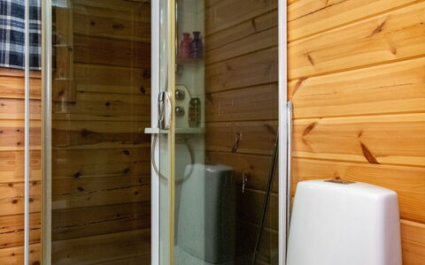 Susiranta: Piso, Madera, Suelo, Arreglo De Tubería, Diseño De Interiores, Baño, Habitación, Manchas De Madera, Plomería, Puerta