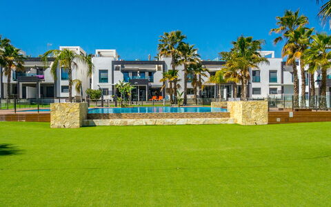 Oasis Beach 1: Techo, Arbusto, Casa, Casa, Cabaña, El Terreno Del Lote, Cobertura Del Suelo, Jardín, Inmuebles