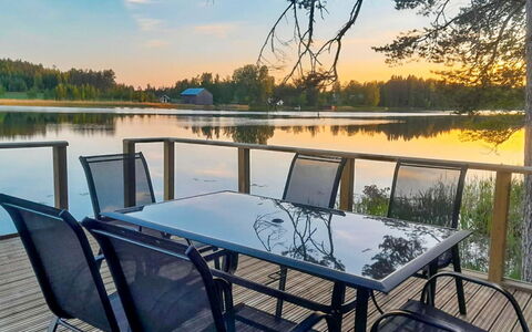 Louhikko: Mueble, Casa, Puerta, Silla, Mueble Para Exteriores, Cocina Y Comedor Mesa, Mesa Al Aire Libre, Sombra, Yarda, Pintar