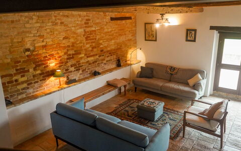 Villa la Dolcevita: Mueble, Diseño De Interiores, Pared, Piso, Sofá, Madera, Techo, Suelo, Sala, Habitación