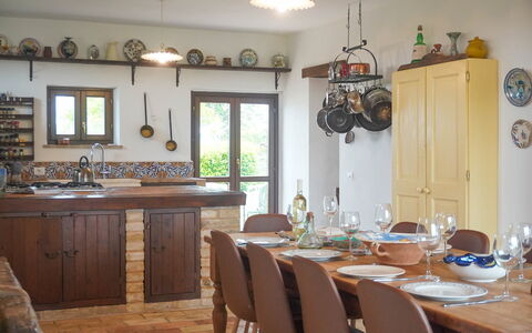 Villa la Dolcevita: Mueble, Diseño De Interiores, Cocina, Madera, Piso, Mesa, Cocina Y Comedor Mesa, Silla, Lámpara, Habitación