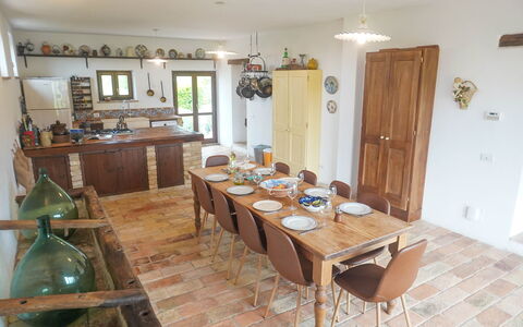 Villa la Dolcevita: Mueble, Diseño De Interiores, Piso, Mesa, Madera, Cocina Y Comedor Mesa, Silla, Suelo, Comedor, Techo