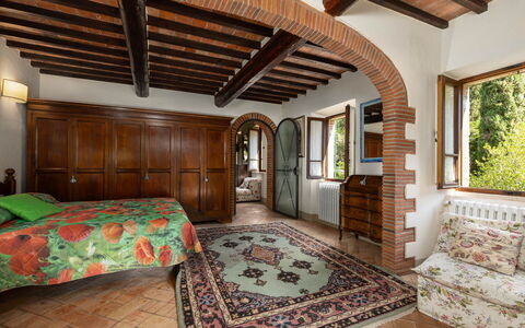 Mulino di Carpineto with Pool Gaiole in Chianti: Mueble, Diseño De Interiores, Cama, Habitación, Pared, Madera, Techo, Piso, Habitación, Suelo