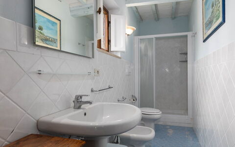 Mulino di Carpineto with Pool Gaiole in Chianti: Pared, Piso, Suelo, Arreglo De Tubería, Diseño De Interiores, Baño, Lavabo Del Baño, Lavabo, Habitación, Grifo