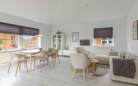 Fader - 31Km from the Sea: Madera, Jardín, Patio Interior, El Terreno Del Lote, Casa, Techo, Sombra, Cubierta, Madera Dura, Yarda