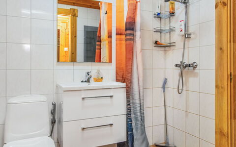 Villa Saimaa: Piso, Arreglo De Tubería, Suelo, Diseño De Interiores, Baño, Plomería, Lavabo, Habitación, Mueble De Baño, Lavabo Del Baño