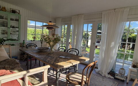 Yvette - 350M from the Sea: Mueble, Madera, Silla, Mesa, Diseño De Interiores, Cocina Y Comedor Mesa, Comedor, Piso, Suelo, Techo