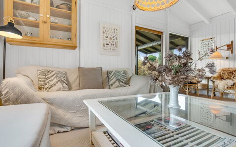 Anelle - 100M from the Sea: Mueble, Diseño De Interiores, Sofá, Piso, Suelo, Habitación, Madera, Sala, Techo, Casa