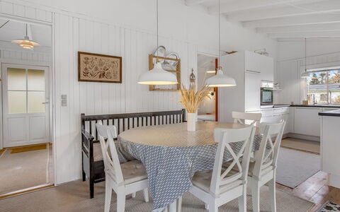 Anelle - 100M from the Sea: Mueble, Diseño De Interiores, Piso, Techo, Suelo, Madera, Lámpara, Silla, Cocina Y Comedor Mesa, Comedor