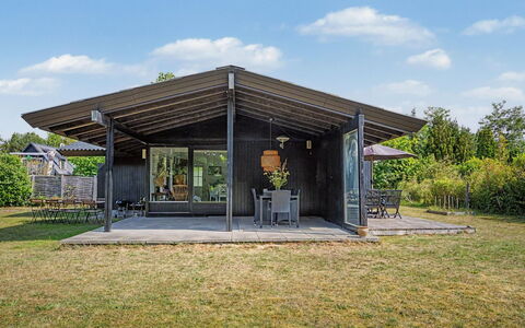 Anelle - 100M from the Sea: Techo, Casa, Arbusto, Casa, Cabaña, Porche, Puerta, El Terreno Del Lote, Edificios Del Jardín