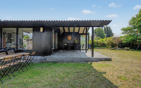 Anelle - 100M from the Sea: Cabaña, Patio Interior, Yarda, Edificios Del Jardín, Cobertizo, Vía Muerta, Mueble Para Exteriores, Cuarto De Troncos, Estructura Al Aire Libre, Choza