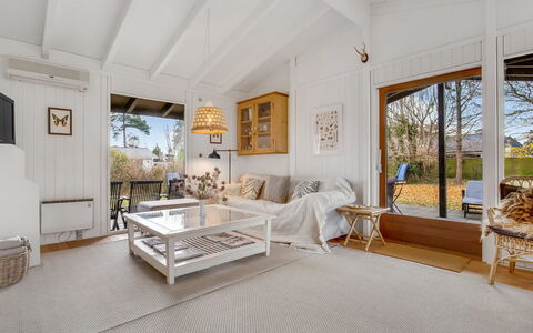 Anelle - 100M from the Sea: Cabaña, Patio Interior, Yarda, Edificios Del Jardín, Cobertizo, Vía Muerta, Mueble Para Exteriores, Cuarto De Troncos, Estructura Al Aire Libre, Choza