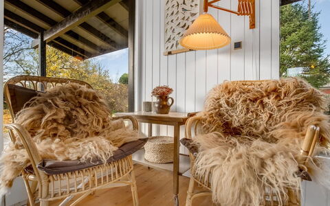Anelle - 100M from the Sea: Cabaña, Patio Interior, Yarda, Edificios Del Jardín, Cobertizo, Vía Muerta, Mueble Para Exteriores, Cuarto De Troncos, Estructura Al Aire Libre, Choza