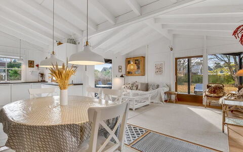 Anelle - 100M from the Sea: Cabaña, Patio Interior, Yarda, Edificios Del Jardín, Cobertizo, Vía Muerta, Mueble Para Exteriores, Cuarto De Troncos, Estructura Al Aire Libre, Choza