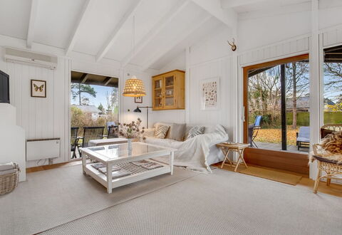 Anelle - 100M from the Sea: Diseño De Interiores, Mueble, Piso, Sofá, Suelo, Madera, Techo, Sala, Habitación, Suelos De Madera