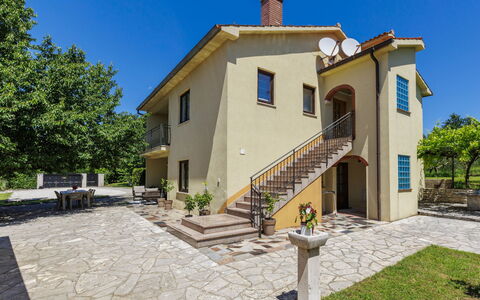 Elli: Casa, Casa, Puerta, Cabaña, Inmuebles, Entrada De Coches, Villa, Yarda, Balcón, Hacienda