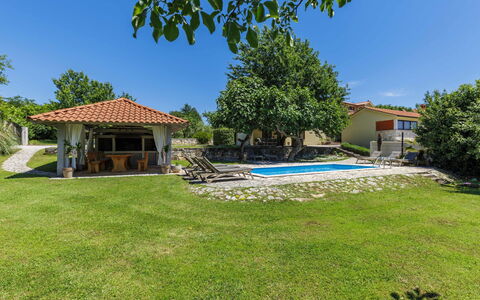 Elli: Sombra, Cabaña, Inmuebles, Jardín, Casa De Campo, Patio Interior, Césped, Yarda, Hacienda, Paisajismo