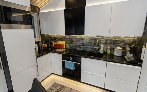 Nuunalahti: Cocina, Aparato De Cocina, Mostrador, Piso, Electrodoméstico, Gabinetes, Diseño De Interiores, Electrodoméstico, Suelo, Mueble