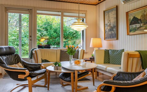 Mika - 300M from the Sea: Cabaña, Patio Interior, Yarda, Edificios Del Jardín, Cobertizo, Vía Muerta, Mueble Para Exteriores, Cuarto De Troncos, Estructura Al Aire Libre, Choza