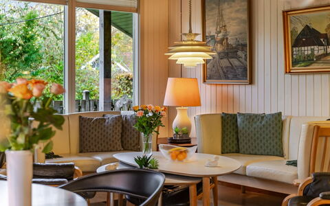 Mika - 300M from the Sea: Cabaña, Patio Interior, Yarda, Edificios Del Jardín, Cobertizo, Vía Muerta, Mueble Para Exteriores, Cuarto De Troncos, Estructura Al Aire Libre, Choza