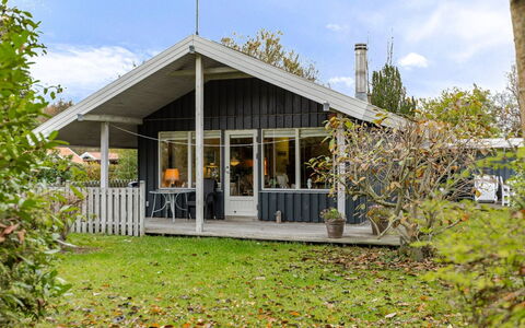 Mika - 300M from the Sea: Cabaña, Patio Interior, Yarda, Edificios Del Jardín, Cobertizo, Vía Muerta, Mueble Para Exteriores, Cuarto De Troncos, Estructura Al Aire Libre, Choza