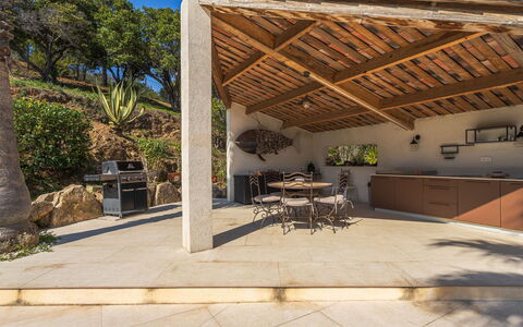 Villa Resedas: Mueble, Losa, Sombra, Mueble Para Exteriores, Estructura Al Aire Libre, Silla, Patio, Jardín, Hormigón, Paisajismo