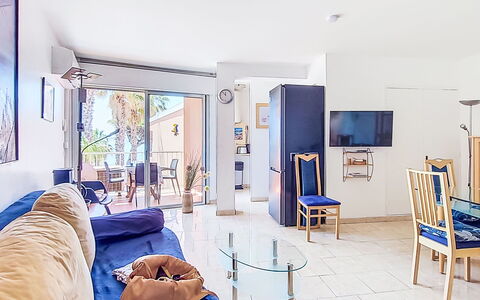 Villa Botrel: Mueble, Piso, Diseño De Interiores, Suelo, Departamento, Silla, Sofá, Sala, Mesa De Café