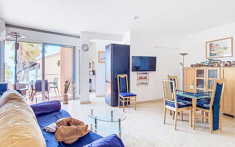 Villa Botrel: Mueble, Diseño De Interiores, Piso, Suelo, Departamento, Silla, Sofá, Techo, Habitación, Sala