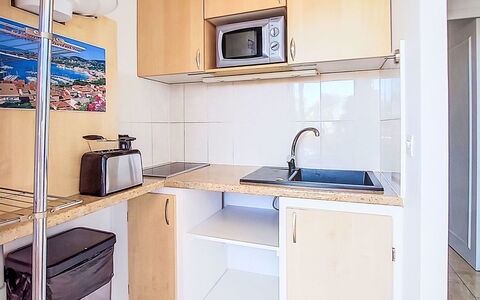 Villa Botrel: Mueble, Departamento, Silla, Electrodoméstico, Sombra, Manchas De Madera, Balcón, Gabinetes, Mostrador, Cocina Y Comedor Mesa
