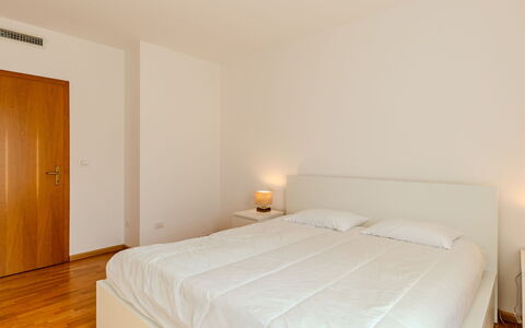 Centro Piave: Cama, Diseño De Interiores, Mueble, Habitación, Suelo, Piso, Madera, Habitación, Sábana, Lecho